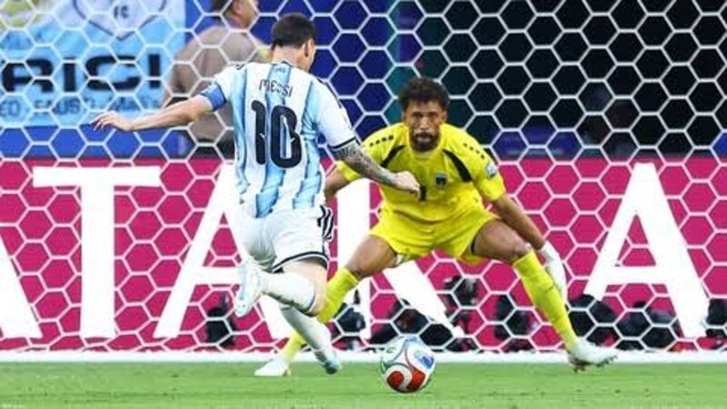 Messi ilə oyundan sonra Vozinya sosial şəbəkələrdə ən populyar qapıçı oldu - FOTO