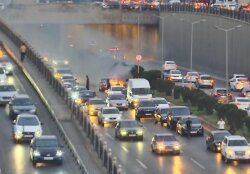 “Şamaxinka” tunelinin çıxışında avtomobil yanıb, yollarda sıxlıq yaranıb -