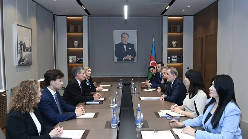 Ceyhun Bayramov ABŞ Senatının Xarici Əlaqələr Komitəsinin üzvü Stiv Deyns ilə görüşüb - FOTO