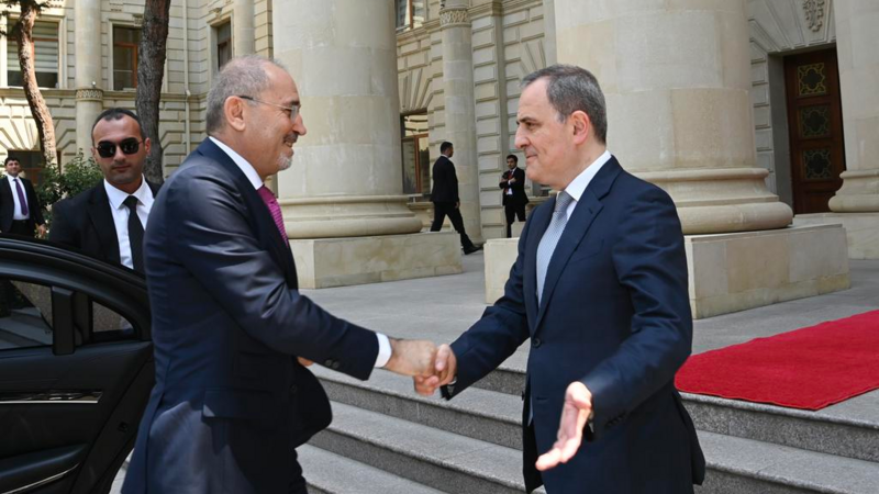 Ceyhun Bayramov iordaniyalı həmkarını qarşıladı