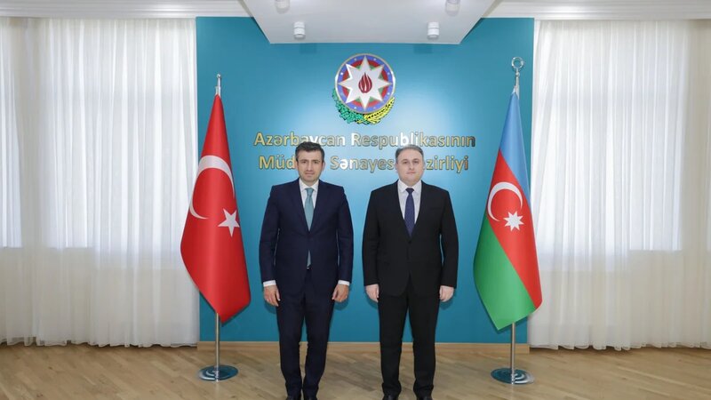 Müdafiə sənayesi naziri Səlcuq Bayraktarla hərbi-texniki əməkdaşlığı müzakirə edib