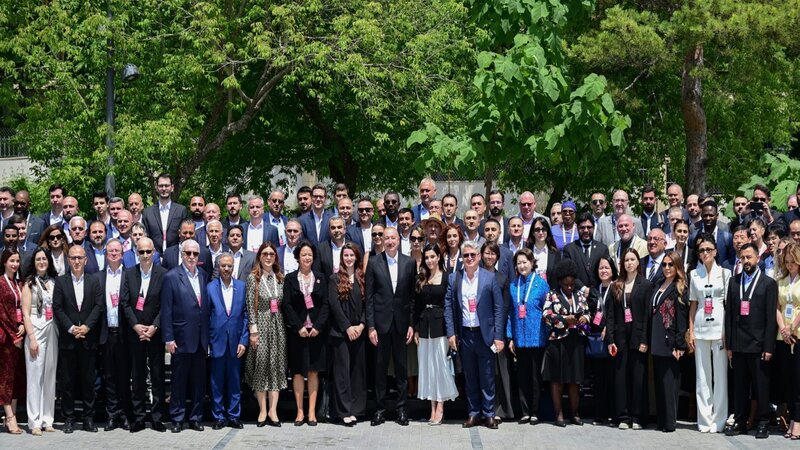 Prezidentin sosial media hesablarında IV Şuşa Qlobal Media Forumundan ailə fotosu paylaşıldı