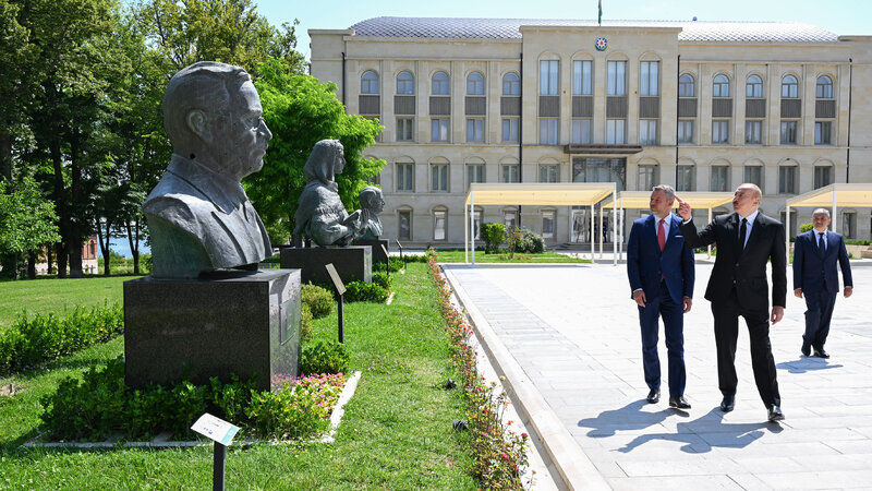 Prezidentlər İlham Əliyev və Peter Pelleqrini Şuşada Azərbaycanın tanınmış şəxsiyyətlərinin işğal dövründə güllələnmiş büstlərinə baxıblar
