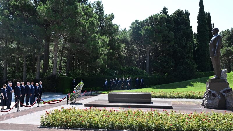 Konstitusiya Məhkəməsinin rəhbərliyi Fəxri xiyabanı ziyarət edib -
