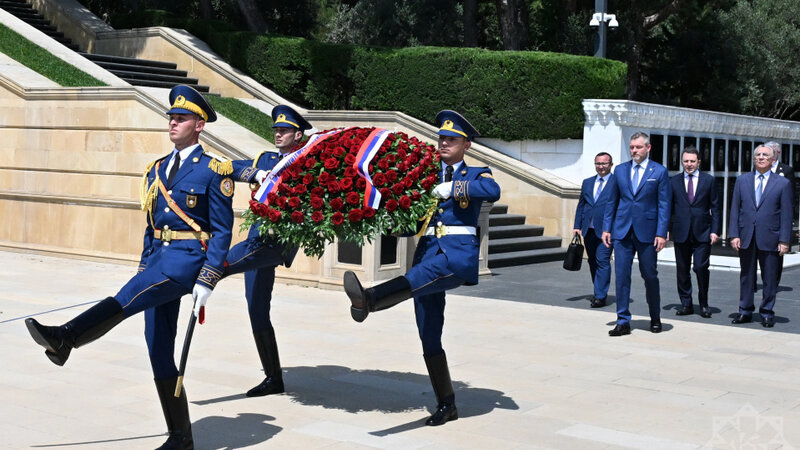 Slovakiya Prezidenti Bakıda şəhidlərin xatirəsini anıb