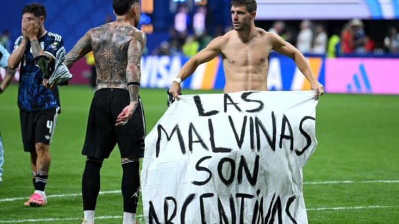 Argentina futbolçuları oyundan sonra qalmaqallı banner açıblar -