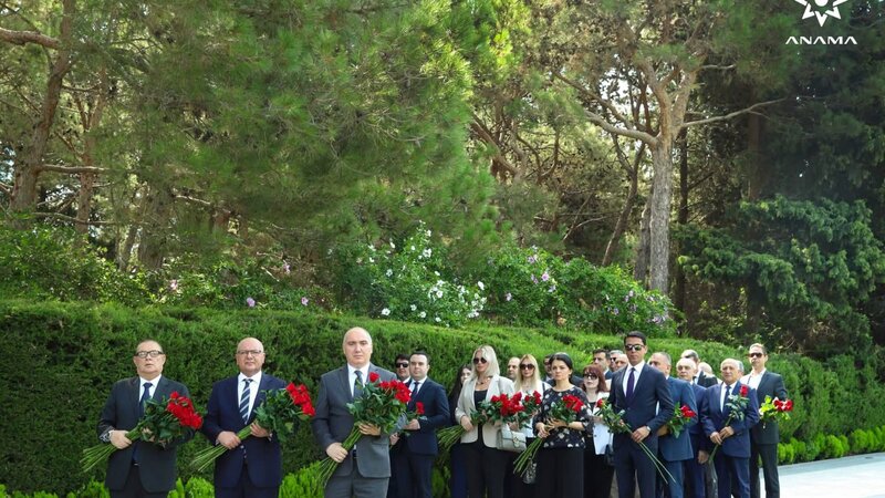 ANAMA əməkdaşları Heydər Əliyevin məzarını ziyarət ediblər