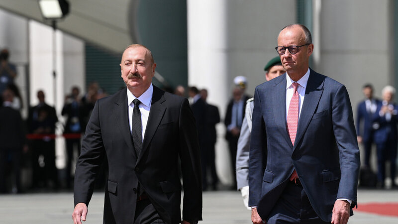 Prezident İlham Əliyev və Federal Kansler Fridrix Merts mətbuat konfransı keçirirlər