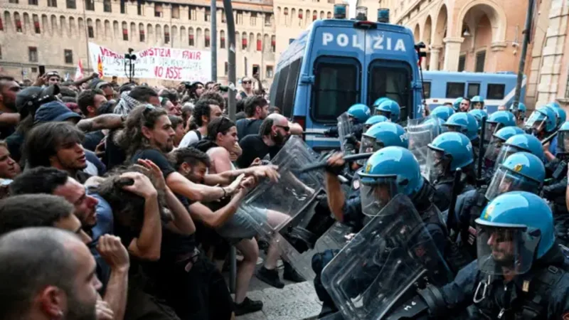 İtaliyada etirazlar zamanı 60-dan çox polis yaralanıb