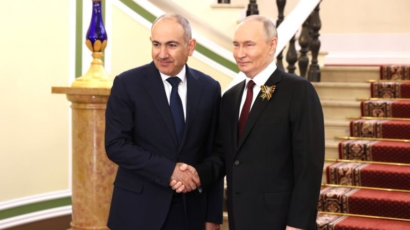 Paşinyan və Putin Moskvada referendum məsələsini müzakirə edəcək
