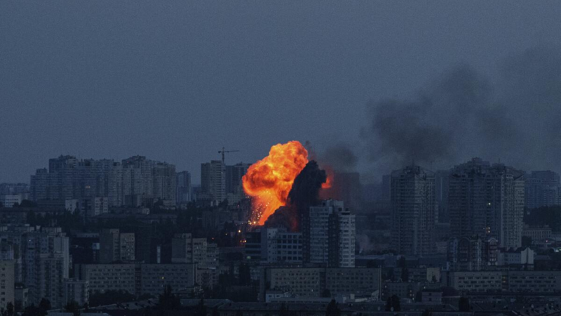 Ukrayna ordusu Kerçdə dəniz limanı, yanacaq bazası və aerodromu bombardman etdi