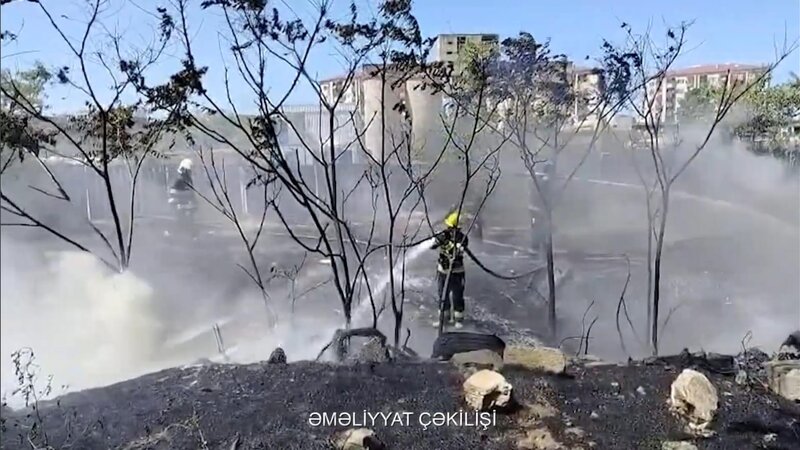 Binəqədi rayonunda təkər tullantıları yığılan sahədə yanğın baş verib -