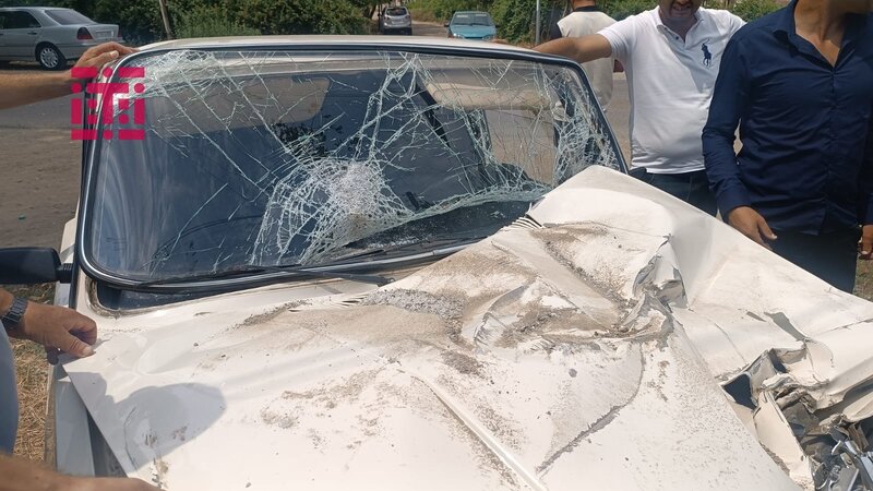 Tovuzda minik maşını yük avtomobili ilə toqquşdu -