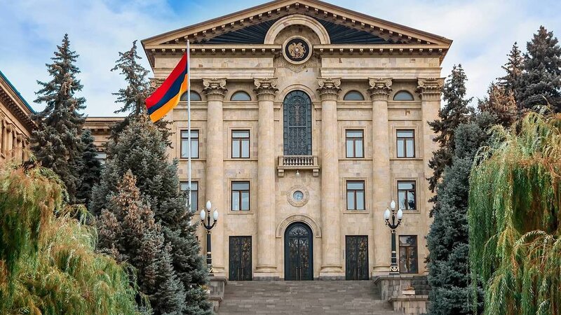 Ermənistan parlamentində azərbaycanlılarla bağlı yeni qadağalar təklif edildi