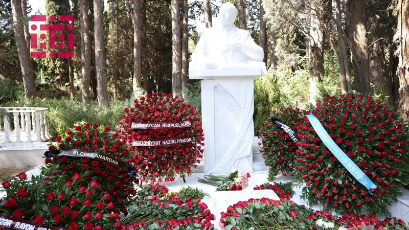 Xalq yazıçısı Elçinin Fəxri xiyabanda qəbirüstü abidəsinin açılışı oldu
