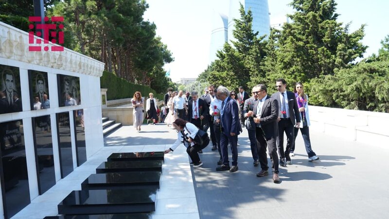 Türkiyədən gəlmiş 20 nəfərlik media və nümayəndə heyəti Şəhidlər xiyabanını ziyarət edib