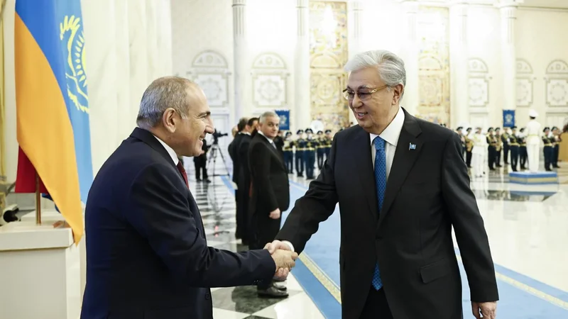 Qazaxıstan Prezidenti Paşinyanı təbrik etdi