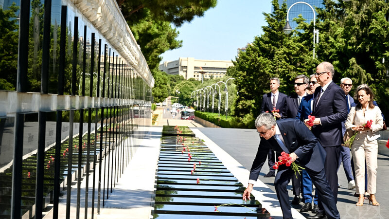 İsveçrənin Federal Xarici İşlər Departamentinin rəhbəri Bakıda şəhidlərin xatirəsini anıb