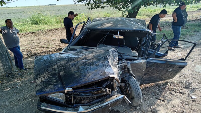 Ağcabədidə iki avtomobil toqquşdu, xəsarət alanlar var - FOTO