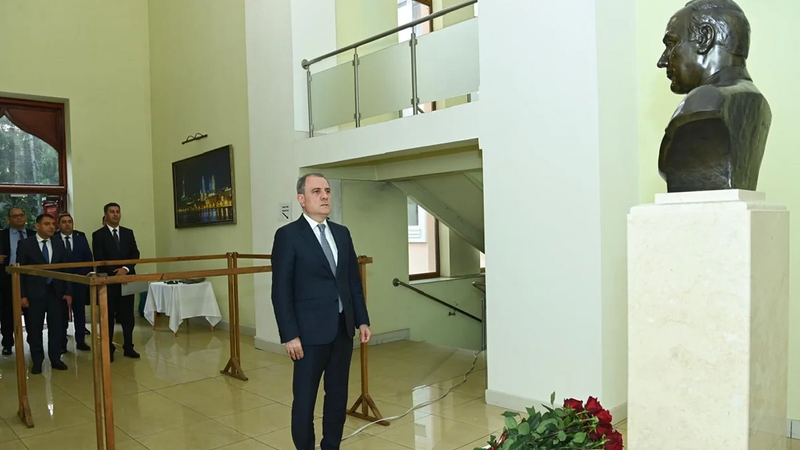 Ceyhun Bayramov Azərbaycanın Kiyevdəki səfirliyini ziyarət edib
