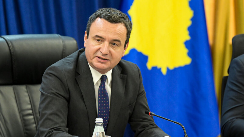 Kosovonun Baş naziri parlamentdə yumurta atəşinə tutuldu