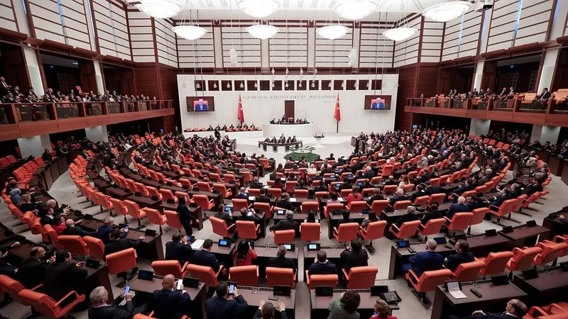 Türkiyədə 18 saatlıq müzakirədən sonra PKK ilə bağlı qanun təsdiqləndi