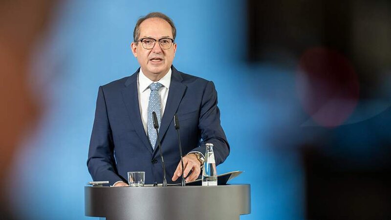 Almanya naziri: Hər gün hibrid müharibənin hədəfinə çevrilirik