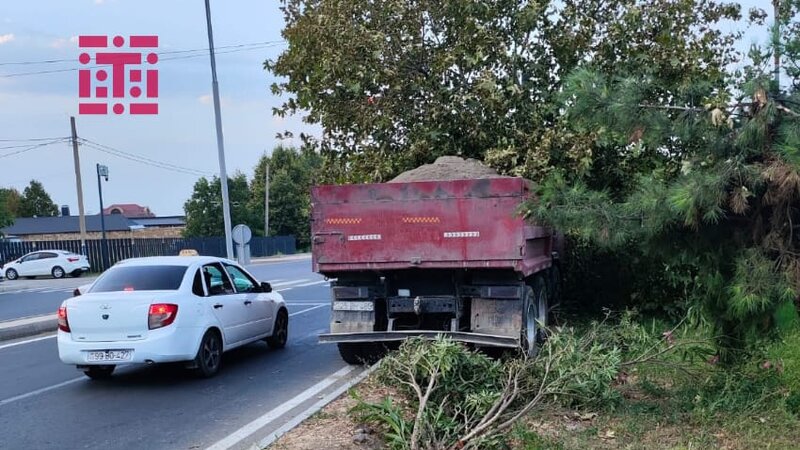 Gəncə-Kəlbəcər yolunda "Kamaz" ağaca çırpıldı