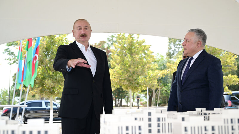 Prezident İlham Əliyev Naxçıvan şəhərində sosial evlər kompleksinin təməlini qoyub