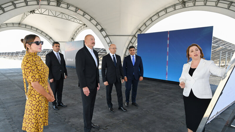 İlham Əliyev Naxçıvan şəhərində "Şəms 1" və "Qərbi Üfüq" Günəş Elektrik stansiyalarında görülən işlərlə tanış olub -