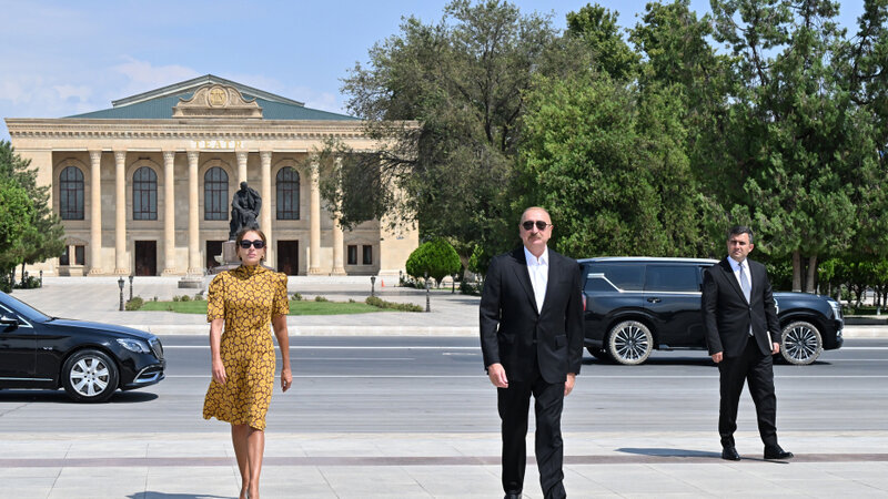 Prezident İlham Əliyev Ümummilli Liderin Naxçıvan şəhərinin mərkəzində ucaldılan abidəsini ziyarət edib -