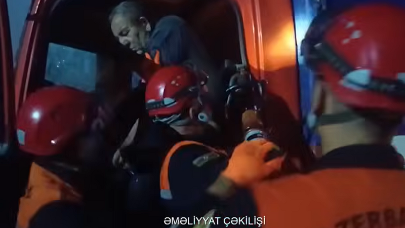 Avtomobildə sıxılı vəziyyətdə qalan sürücü xilas edildi -
