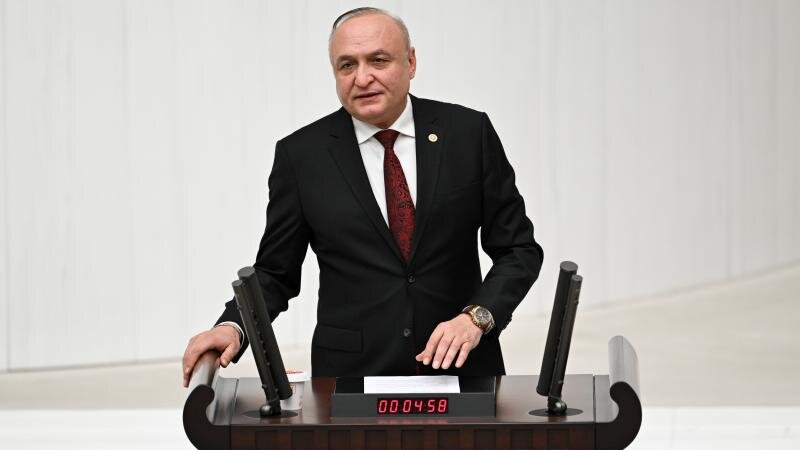 Türkiyəli deputat keçmiş partiyadaşı tərəfindən bıçaqlanıb