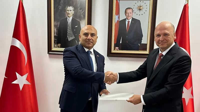 Azərbaycan səfiri etimadnaməsinin surətini Türkiyə XİN-in rəsmisinə təqdim edib