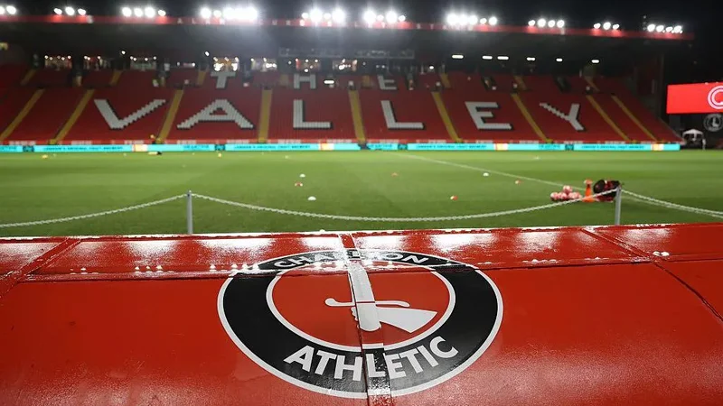 İngiltərədə futbol stadionunda kişi meyiti tapıldı