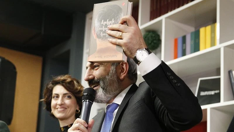 Paşinyanın romanının satışları kəskin şəkildə azalıb