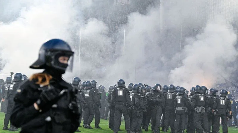 Almaniya çempionatında iğtişaş - 35 polis yaralanıb