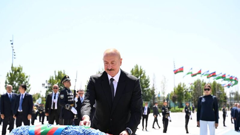 İlham Əliyev Daşkənddə Müstəqillik abidəsini ziyarət etdi