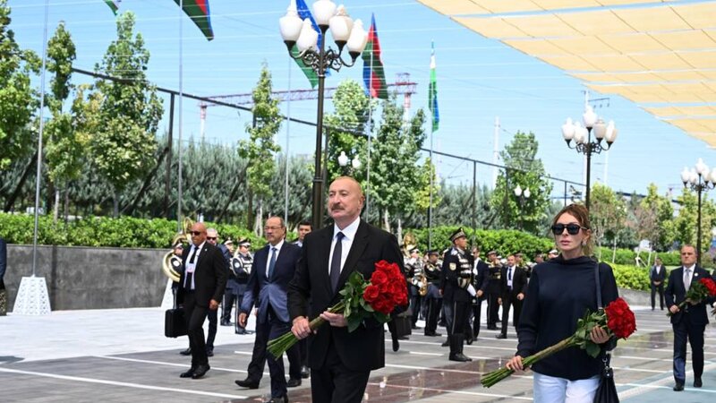 Prezident və birinci xanım Daşkənddə Heydər Əliyevin memorial kompleksinin önünə gül dəstələri qoyublar