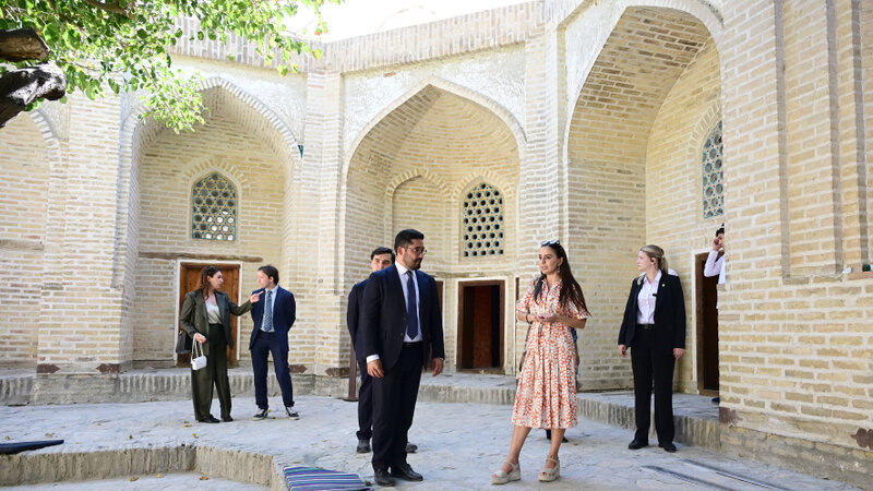 Leyla Əliyeva ilk Buxara Biennalesinin əsərləri ilə tanış oldu