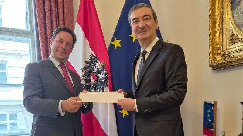 Azərbaycanın Avstriyadakı səfiri etimadnaməsinin surətini Henniqə təqdim etdi