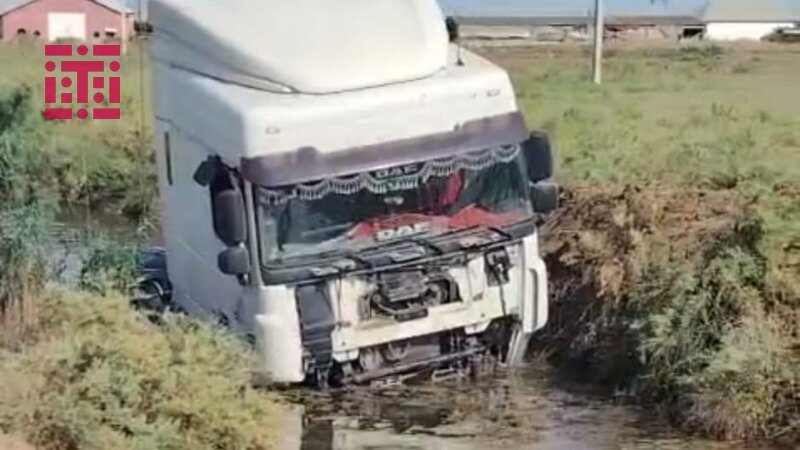 Biləsuvarda TIR kanala aşıb - FOTO