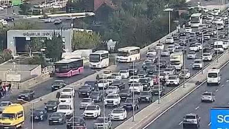 Bakının bəzi yollarında tıxac yaranıb -