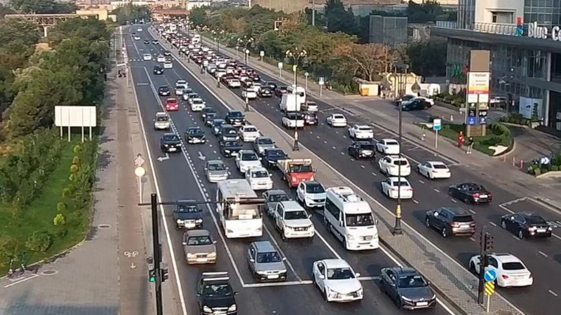 Bakının bəzi yollarında tıxac yaranıb - SİYAHI/YENİLƏNİB