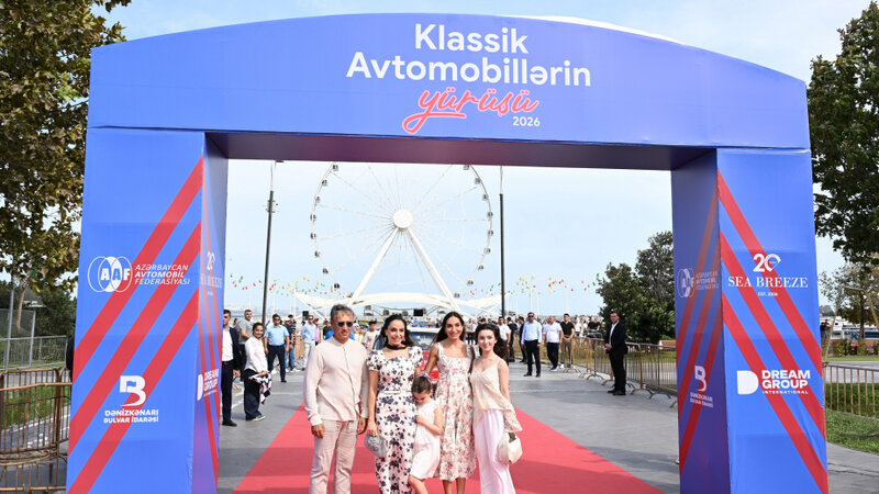 Heydər Əliyev Fondunun vitse-prezidenti Leyla Əliyeva və Arzu Əliyeva klassik avtomobillərin yürüşü və sərgisini izləyiblər