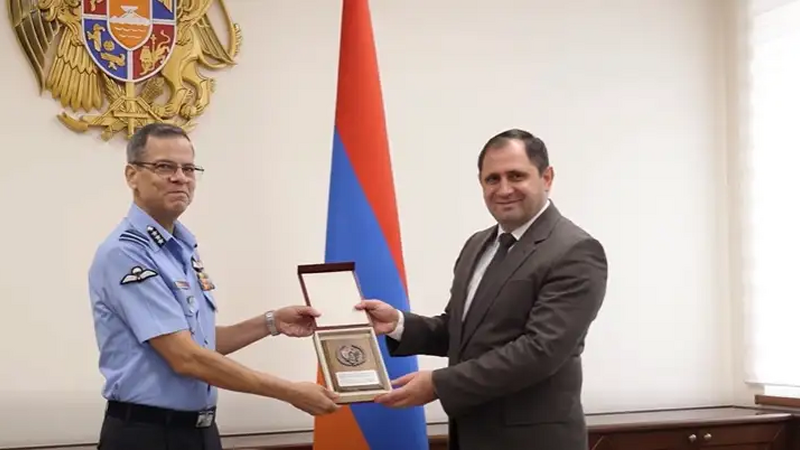 Ermənistan müdafiə naziri Hindistan marşalı ilə görüşdü