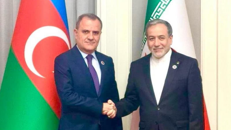 Ceyhun Bayramov Abbas Əraqçi ilə regional məsələləri müzakirə etdi
