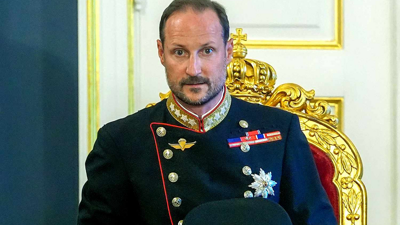 Norveçin yeni kralı and içdi