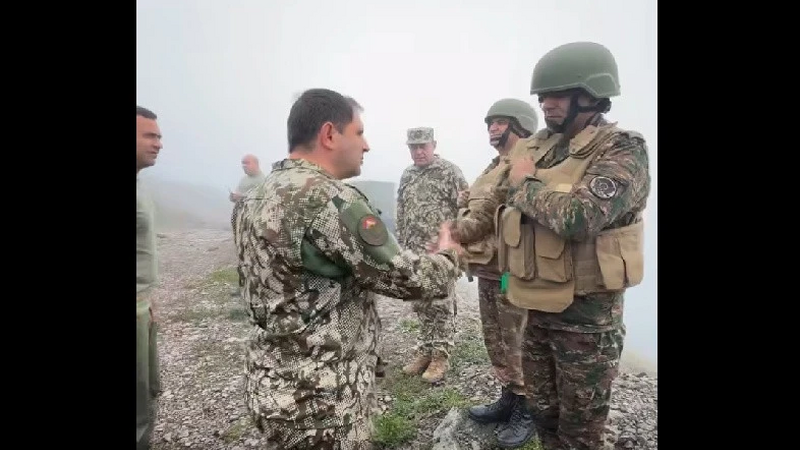 Ermənistan müdafiə naziri ordunun mövqelərini yoxladı