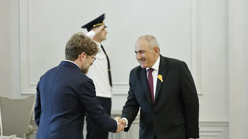 Nikol Paşinyan Fransa səfiri ilə vida görüşü keçirib